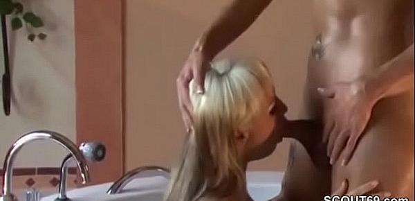 Geile Shemale fickt Teen mit dicken Titten in Bochum